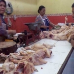 Daging ayam menjadi salah satu komoditi yang mengalami kenaikan di Pasar Sidoharjo.