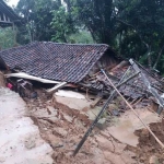Hancurnya beberapa pemukiman warga akibat bencana banjir bandang dan tanah longsor di Pacitan. foto: ist