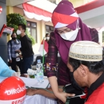 Bupati Ikfina Fahmawati membantu giat vaksinasi terhadap para penyandang disabilitas.
