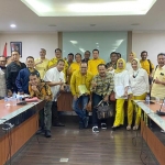 Ahmad Nurhamim (nomor empat dari kanan memakai batik coklat) bersama para Ketua DPD Golkar usai rapat terbatas di DPP. foto: ist.
