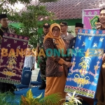 Ahmad Dawami atau yang akrab disapa Kaji Mbing saat menerima cendera mata berupa batik dari MTsN 3 Madiun. Foto: HENDRO SUHARTONO/BANGSAONLINE