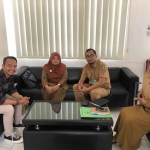 Ir. Dra. Aju Mustika Dewi, MM (kanan, berkacamata), Elmi Sumiyarsono, S.T., M.T (nomor dua dari kanan), dan Anjarwati (kiri tengah) saat diwawancarai Mohammad Sulthon Negara (paling kiri), wartawan BANGSAONLINE di kantor DLH Provinsi Jawa Timur, Senin (29/9/2023). Foto: BANGSAONLINE.