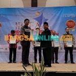H Sofwan Ahmadi mewakil PP Amanatul Ummah menerima penghargaan Indonesia Business Professional & Education Award 2023 untuk kategori The Best Islamic Boarding School in Excellent Quality Programme of The Year di Hotel Santika Jakarta, Jumat (24/2/2023). Foto: MMA/BANGSAONLINE