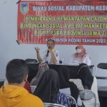 Plt Kepala Dinsos Kabupaten Kediri, Slamet Turmudi, saat memberi pengarahan kepada peserta pelatihan. Foto: Ist
