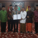 Penyerahan akta tanah hibah dari Pemkab Pamekasan kepada MWC NU Kecamatan Pamekasan