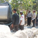 Warga salah satu desa saat antre mendapatkan air bersih.