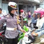 OPERASI: Kepala Bagian Operasi (KBO) Satlantas Polres Sidoarjo, Iptu Meita ketika memimpin Operasi Zebra Semeru 2015 di Jalan Raya Porong, tepatnya di depan Pasar Baru Porong, kemarin. foto: catur andy/BANGSAONLINE