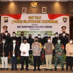 Kapolres Gresik AKBP Arief Fitrianto bersama para tokoh dalam FSK. (foto: ist)