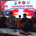 Kapolres Lamongan AKBP Bobby Adimas Condroputra didampingi Kasatreskrim Polres Lamongan AKP Rizky Akbar Kurniadi saat konferensi pers