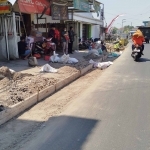 Pelebaran jalan di wilayah Pasar Menganto, Kecamatan Mojowarno, Jombang