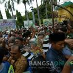 Aksi dorong terjadi saat penjemputan jamaah haji asal Jombang yang tiba. Foto : rony.s/bangsaonline