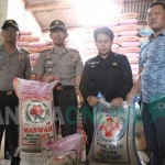 Kapolres Blitar AKBP Slamet Waloya saat menunjukkan beras berpemutih yang sudah dikemas. foto: AKINA/ BANGSAONLINE