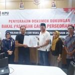 Ketua KPU Gresik Achmad Roni dan Ketua Bawaslu Imron Rosyadi saat mengumumkan Pilbup Gresik tanpa Bacalon Perseorangan. foto: ist.