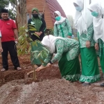 Ketua PC Fatayat Nahdlatul Ulama Kabupaten Jombang Lailatun Ni’mah saat penanaman pohon durian unggulan asal Wonosalam jenis Jack Prince di lokasi Kebun Agropolis - Wonosalam, Jombang.