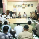 Kapolres Gresik AKBP Ramadhan Nasution saat bersilaturahmi dengan umat Hindu di Desa Pengalangan, Kecamatan Menganti. (Ist)