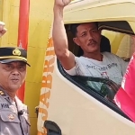Plt Kapolsek Jenu, Iptu Khoirul Unsa saat memberikan semangat nasionalisme kepada sopir truk yang melintas di Jalur Pantura Tuban.