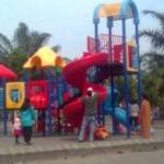 Salah satu fasilitas alun-alun Lamongan, arena bermain anak. foto: nurqomar/ BANGSAONLINE