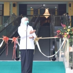 Gubernur Jawa Timur Khofifah Indar Parawansa menyampaikan sambutan saat meresmikan travelator Masjid Agung Sidoarjo, Senin (1/3/2021). foto: ist.