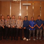 Kapolres Kediri Kota AKBP Bramantyo Priaji foto bersama Ketua PWI Kediri Raya Bambang Iswahyoedhi dan jajaran. Foto: Ist.