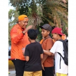 Calon Bupati Situbondo terpilih dalam Pilkada 2024, Yusuf Rio Wahyu Prayogo, ketika bersama anak-anak.
