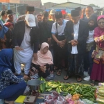 Prof Dr KH Asep Saifuddin Cahlim, MA, saat di Pasar Kedung Maling Kabupaten Mojokerto, Senin (7/11/2024). Foto: ROCHMAT SAIFUL ARIS/ BANGSAONLINE