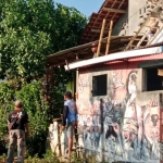 Warga saat bergotong royong memperbaiki rumah yang rusak akibat angin kencang di Kabupaten Kediri. Foto: Ist
