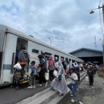 Penumpang saat antre sebelum masuk ke gerbong kereta api. Foto: Ist