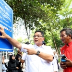 Pemasangan dilakukan melalui metode foto langsung di lokasi, kemudian dicetak, dan ditempel pada rambu kawasan parkir digital. Foto: Hms
