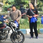 SAMBIL SOSIALISASI: Sejumlah pegawai Kanwil DJP Jatim II saat bagi-bagi takjil, Rabu (15/5). foto: ist