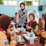 Wali Kota Kediri Vinanda Prameswati saat meninjau pelaksanaan program Makan Bergizi Gratis (MBG) di SMPN 8 Kota Kediri.