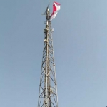 Bendera merah putih raksasa yang dikibarkan di Puncak Bukit Putri Cempo Kebomas. foto: SYUHUD/ BANGSAONLINE