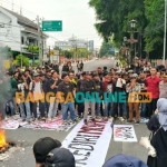 ksi demo gabungan mahasiswa di Kediri di depan Kantor DPRD kabupaten Kediri. Foto: Muji Harjita/BANGSAONLINE