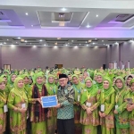 Khofifah Indar Parawansa bersama Abdul Mu’ti setelah melakukan penandatanganan MoU antara Muslimat NU dan Mendikdasmen dalam meningkatkan pendidikan karakter anak usia dini. Foto: Ist.