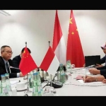 Menteri Luar Negeri Indonesia Retno Marsudi menggelar pertemuan dengan Menlu China Wang Yi, di sela-sela berlangsungnya forum Menlu G20 di Bonn, Jerman, Jumat (17/2). foto: Dokumentasi Deplu RI 