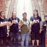 Gus Yani bersama Roy Jeconiah dan beberapa personel RIG. (foto: ist)