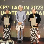 Pj Bupati Sampang dan Ketua DPRD saat menerima penghargaan dari BPK RI. Foto: Ist