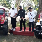 Wali Kota Madiun Maidi saat meresmikan Bursa Mobil Madiun dengan ditandai pengguntingan pita di Dumilah Park Madiun, Sabtu (15/5/2021). foto: bangsaonline.com