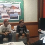 Wali Kota Probolinggo Habib Hadi Zainal Abidin saat bertemu dengan dua anak jalanan (anjal) yang selama ini tinggal di Pasar Gotong Royong.