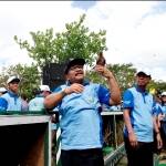 Gubernur Soekarwo saat melepas merpati, saat Pencanangan Puncak Peringatan Hari Lingkungan Hidup Sedunia Provinsi Jawa Timur Tahun 2014 di Pantai Kenjeran Surabaya, kemarin (25/6). Foto:nisa/BANGSAONLINE