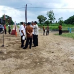 Persiapan penyambutan Jokowi di proyek pengendalian banjir di Kali Bogel, Kecamatan Sutojayan, Blitar.
