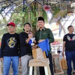 Ketua DPRD Kabupaten Pasuruan Sudiono Fauzan bersama salah satu peserta juara lomba kicau burung.