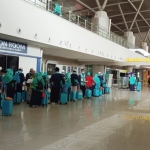 Para jamaah umrah yang akan berangkat menuju Madinah di Bandara Juanda T2.