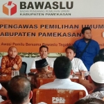 Tim Pemenangan Prabowo-Sandi saat audiensi di Bawaslu Kabupaten Pamekasan, tagih soal laporan dugaan kampanye hitam oknum Kapolsek di Pamekasan.
