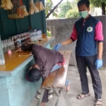 Petugas saat mengidentifikasi korban. foto: ist