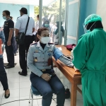 Vaksinasi pegawai OPD di lingkup Pemkab Ngawi dilakukan secara bertahap.