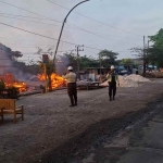 Dua bangunan kafe di Jalan Kapten Darmo Sugondo No. 18, Desa Tenggulunan, Kebomas, Gresik saat dilalap si jago merah. (Ist)