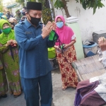 Bupati Fadeli saat mendatangi rumah warga dan memberikan masker. foto: TRIWI YOGA MARGIONO/ BANGSAONLINE