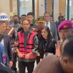 Mantan Mendikbudristek, Nadiem Makarim saat menggunakan rompi KPK atas kasus dugaan korupsi pengadaan laptop Chromebook. Foto: Ist.