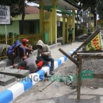 Drainase di Jl Pattimura, salah satu proyek PU Cipta Karya Tata Ruang Kebersihan dan Pertamanan Kabupaten Jombang yang masih belum selesai hingga Jumat (16/12). foto: ROMZA/ BANGSAONLINE
