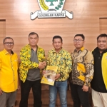 Ketua Golkar Gresik terpilih Wongso Negoro, didampingi sekretaris terpilih Kusnul Fikhan dan Bendahara terpilih Aden Hobbil Koiri, menerima susunan pengurus periode 2025-2030. Foto: Ist.